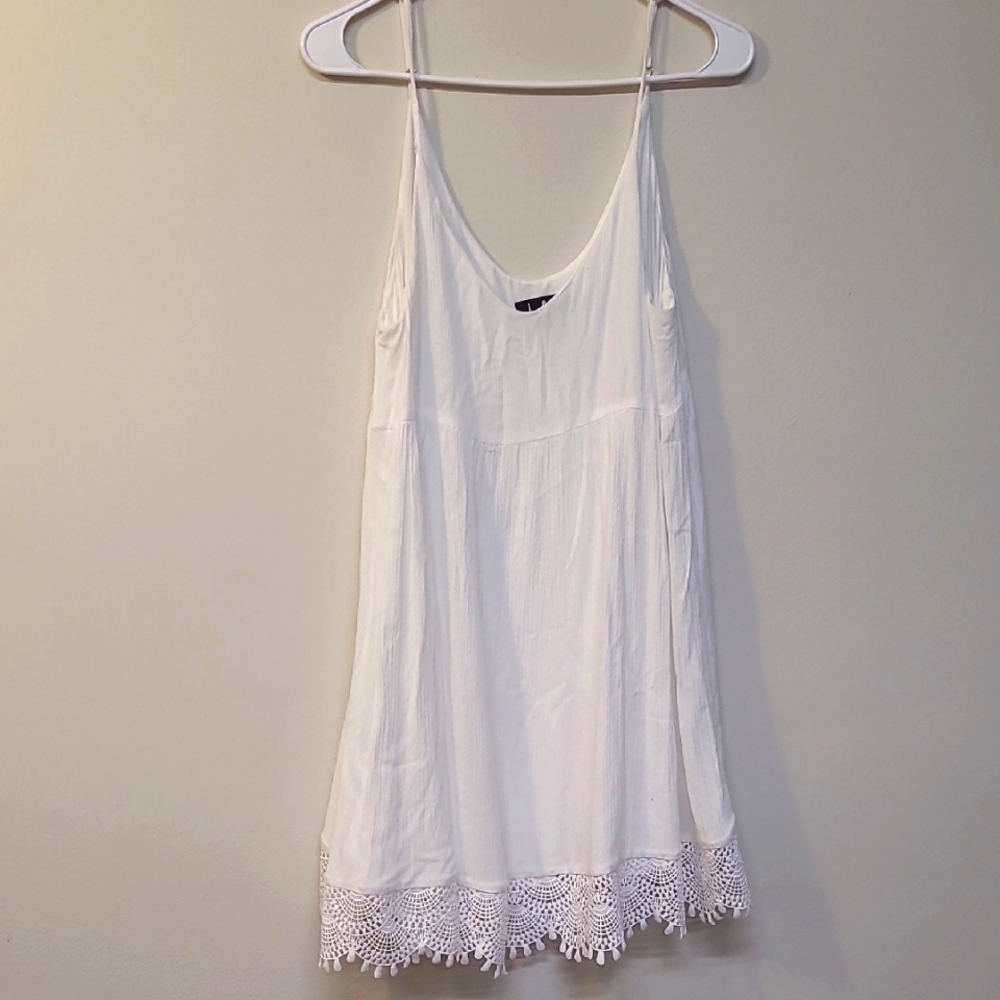 Lulu's Ivory Lace Accent Dress for women,s zise s used good condition.